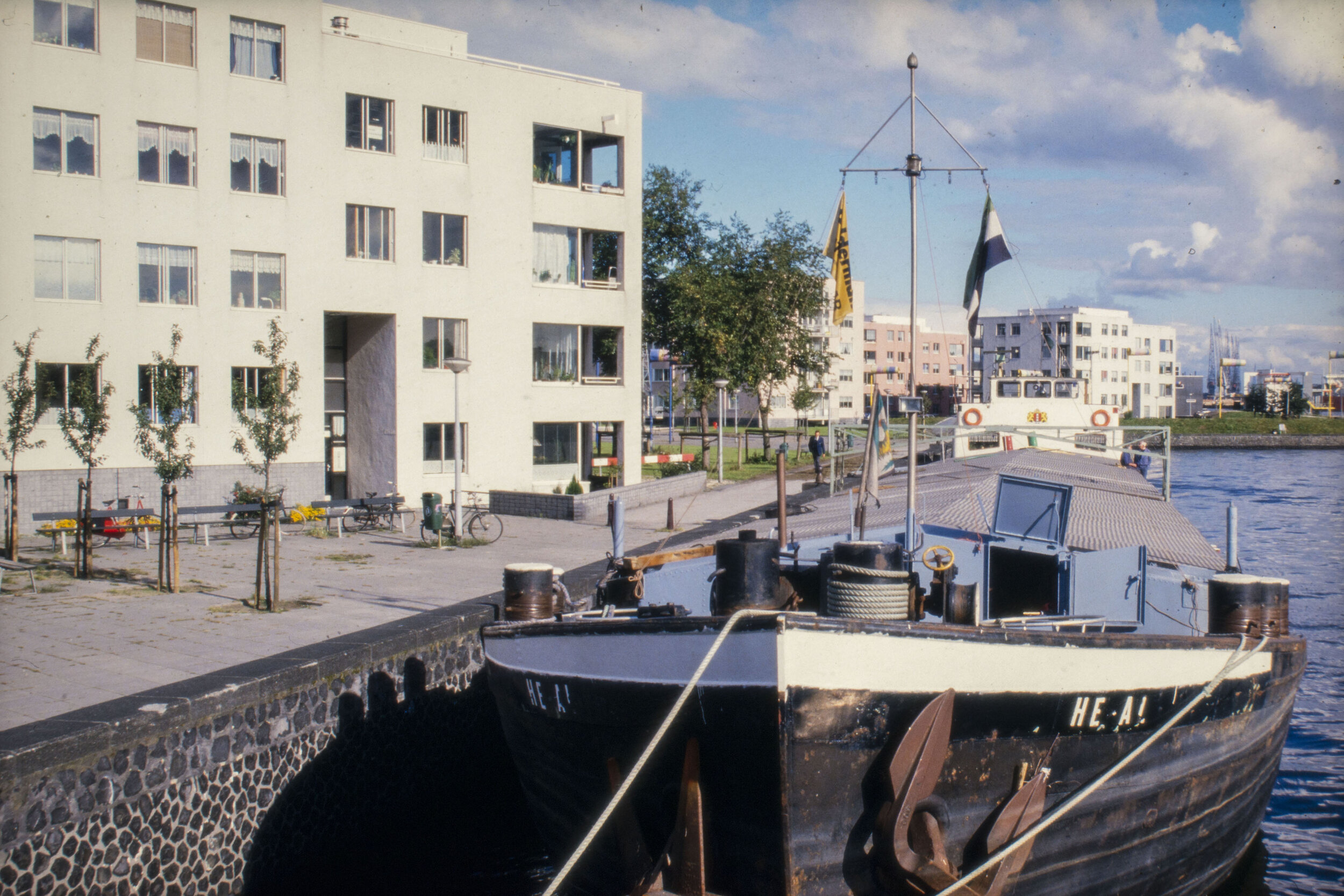 oude dia van een boot in het water bij het IJplein