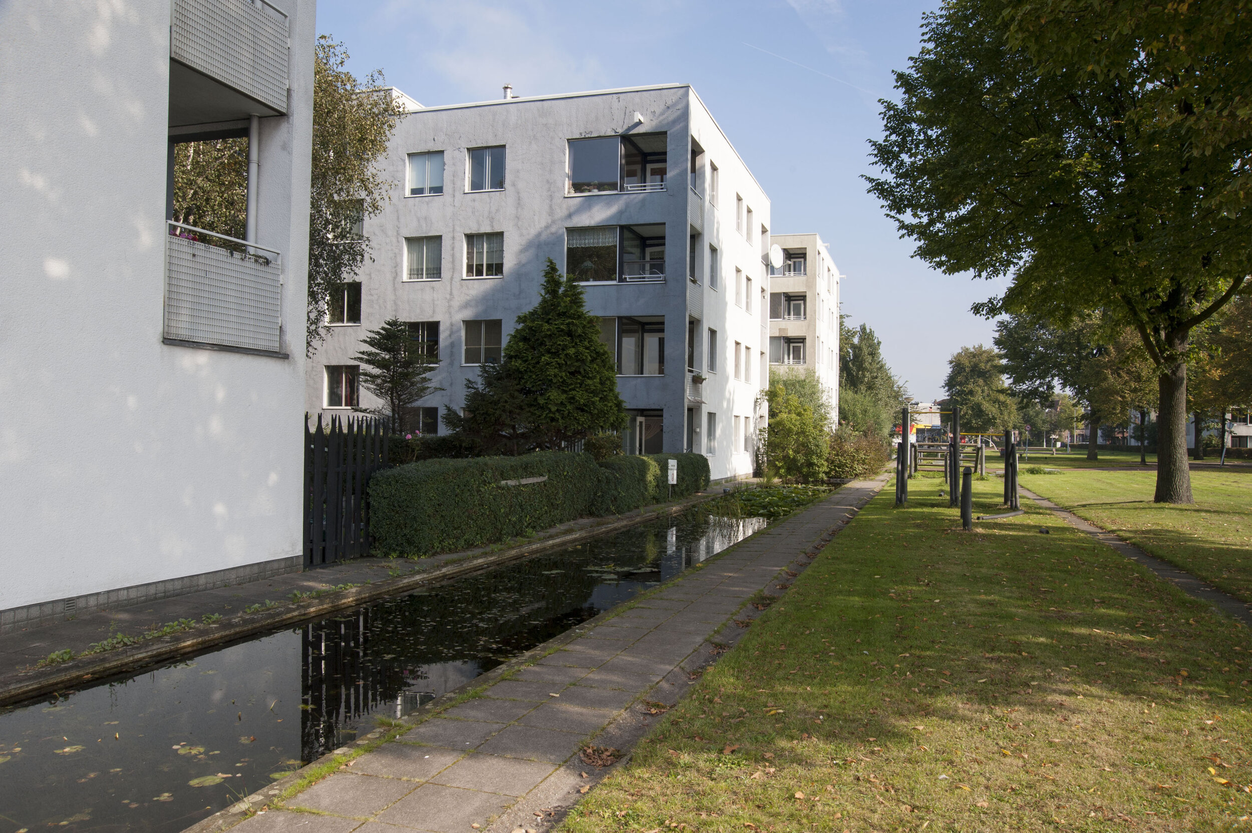 foto van een voetgangerspad langs de urban villas op het IJplein